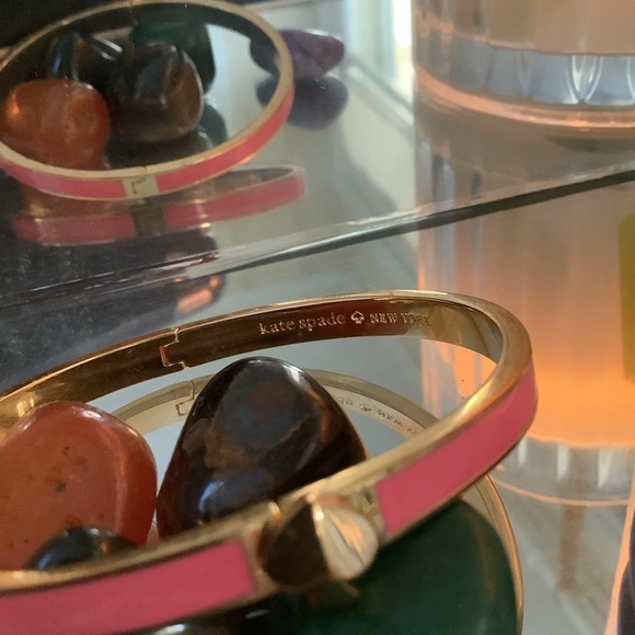 🆕 Kate Spade New York Pink Enamel & Heritage Bangle Set - Picture 3 of 11
